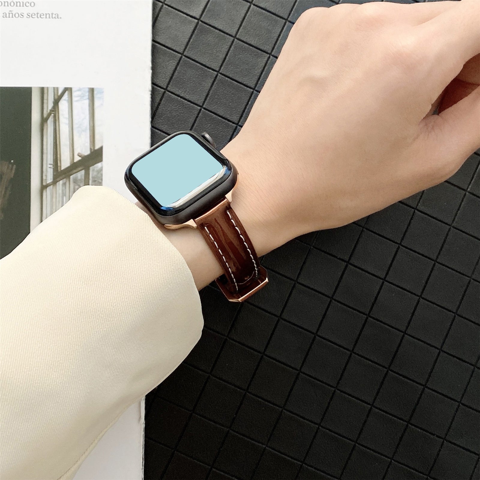 For Apple Watch Ultra 2 Ultra 49mm / 9 / 8 / 7 45mm / 6 / 5 / 4 / SE / SE (2020) / SE (2023) 44mm / 3 / 2 / 1 42mm Glossy PU Watch Band - Brown For Apple Watch Ultra 2 Ultra 49mm / 9 / 8 / 7 45mm / 6 / 5 / 4 / SE / SE (2020) / SE (2023) 44mm / 3 / 2 / 1 42mm Glossy PU Watch Band - Brown